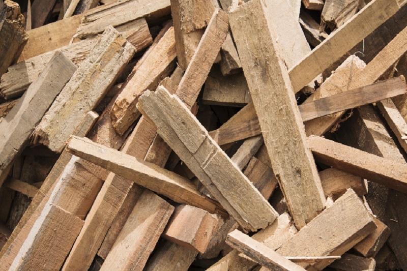 چوب خراب شده انبار شده روی هم برای استفاده در پالت بازیافتی