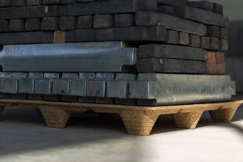 وزنه های سنگین روی پالت پرسی چوبی در انبار