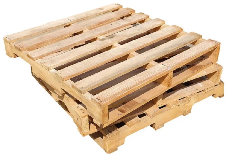 سه پالت چوبی در سایزهای مختلف قرار داده شده روی هم