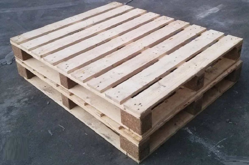 دو پالت چوبی قرار داده شده روی زمین
